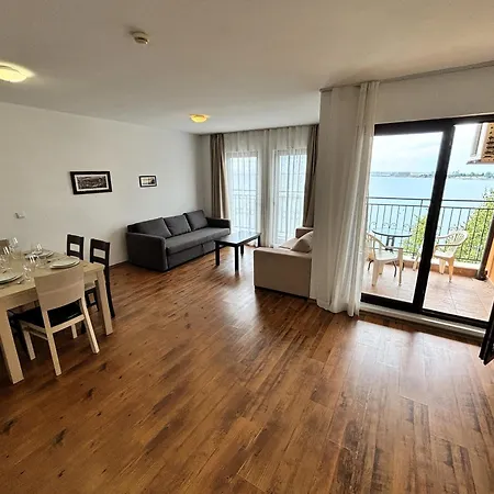 Menada In Marina Cape Ахелой